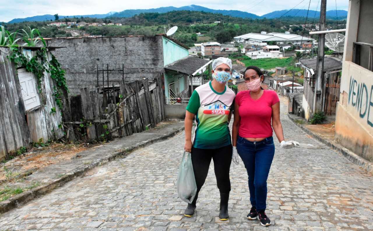 Camacã: Secretaria de Assistência Social faz entrega de pães e máscaras no Bairro Joana Angélica